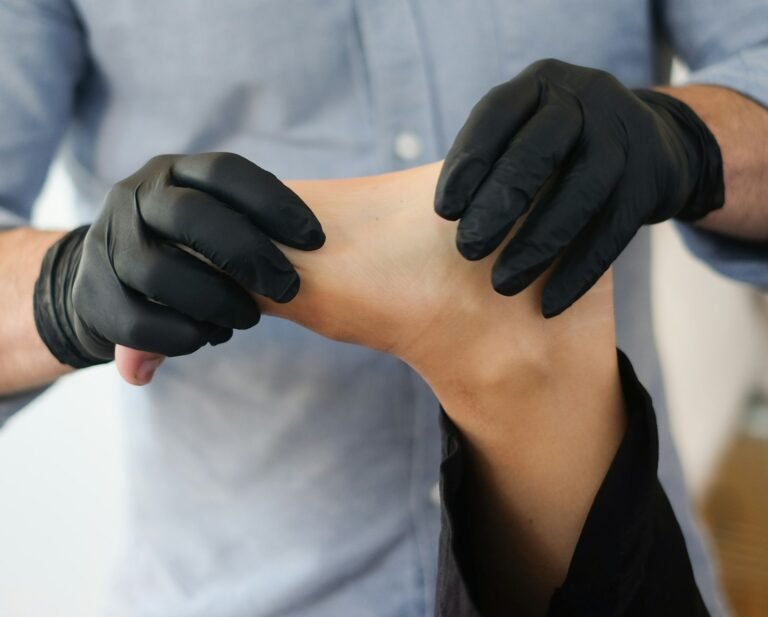 Blaue Füße im Alter: Ursachen und Warnzeichen Blaue Füße im Alter – eine Fachperson untersucht einen Fuß