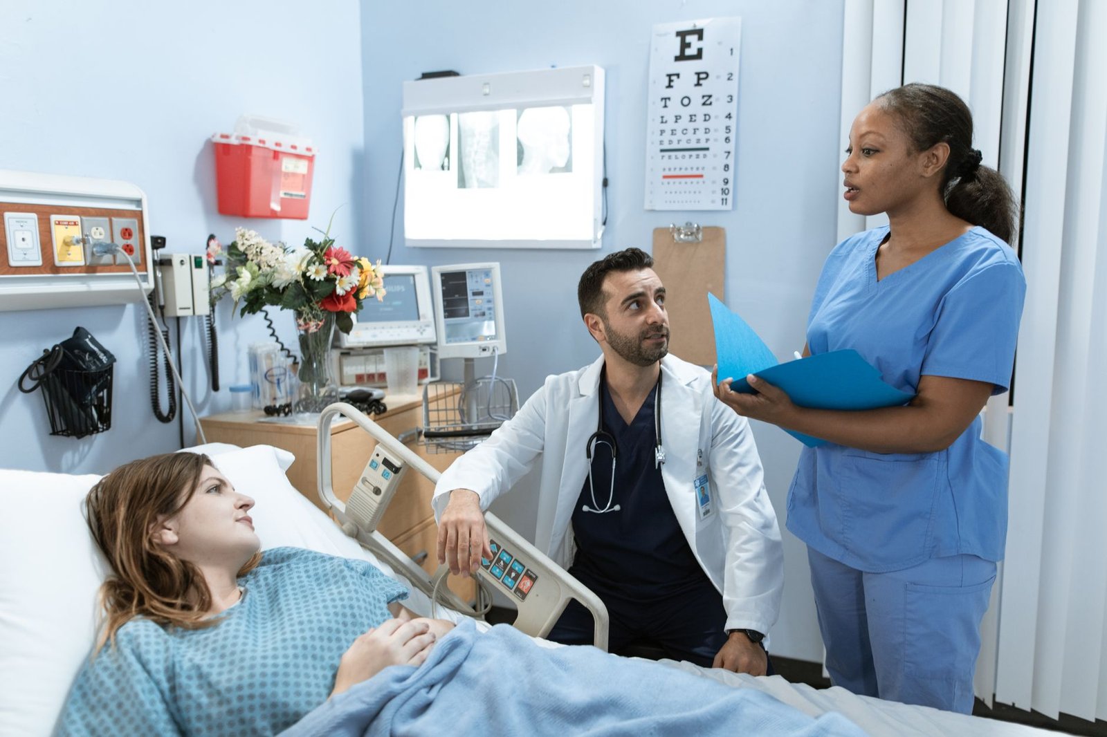 Danke an Ärzte und Schwestern – Arzt und Schwester am Krankenbett einer Patientin