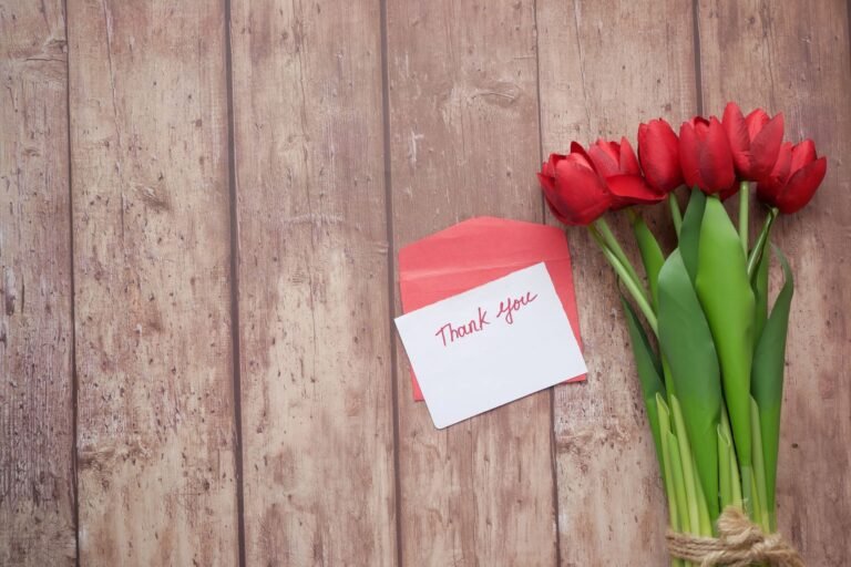 Danke an Pflegekräfte – Dankeskarte mit roten Tulpen auf Holz