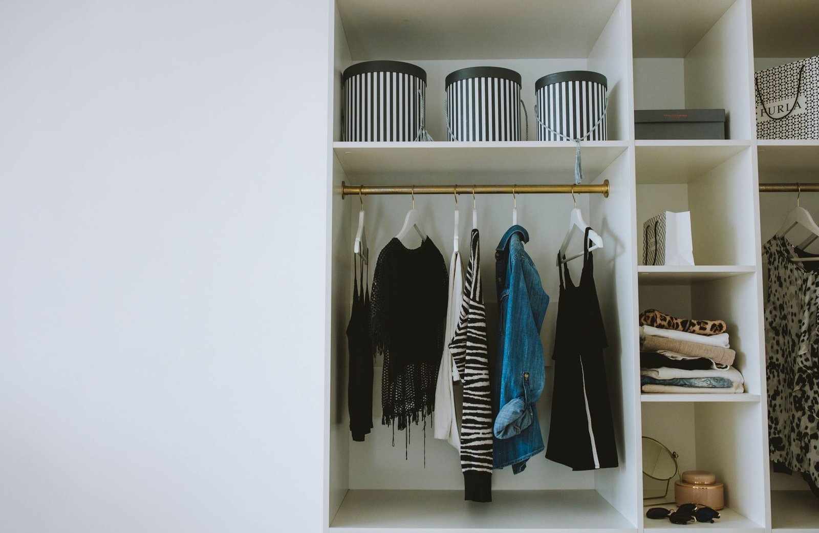 Entrümpeln im Alter – ordentlich sortierter Kleiderschrank