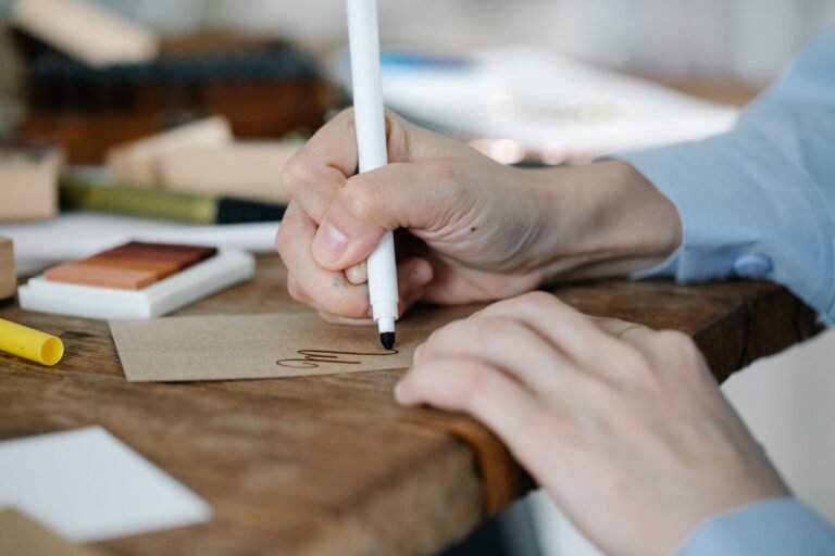 Kurze Genesungswünsche: Texte für Karten und Nachrichten Kurze Genesungswünsche – Hand schreibt eine kurze Karte