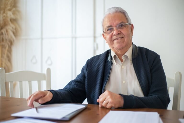 Ist Pflegegeld steuerpflichtig? Das musst du wissen Pflegegeld steuerpflichtig – Senior prüft Unterlagen am Tisch
