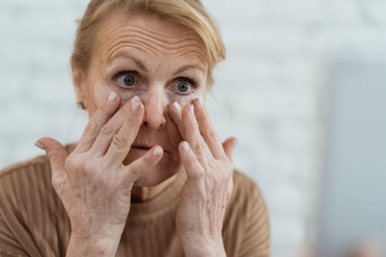 Trockene Haut im Alter – reife Frau trägt eine pflegende Creme auf
